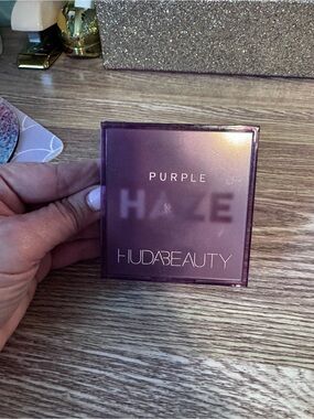 HUDA BEAUTY Purple Haze Compact Eyeshadow Palette - Deep Purple